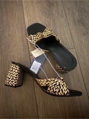 Patterns chunky sandals